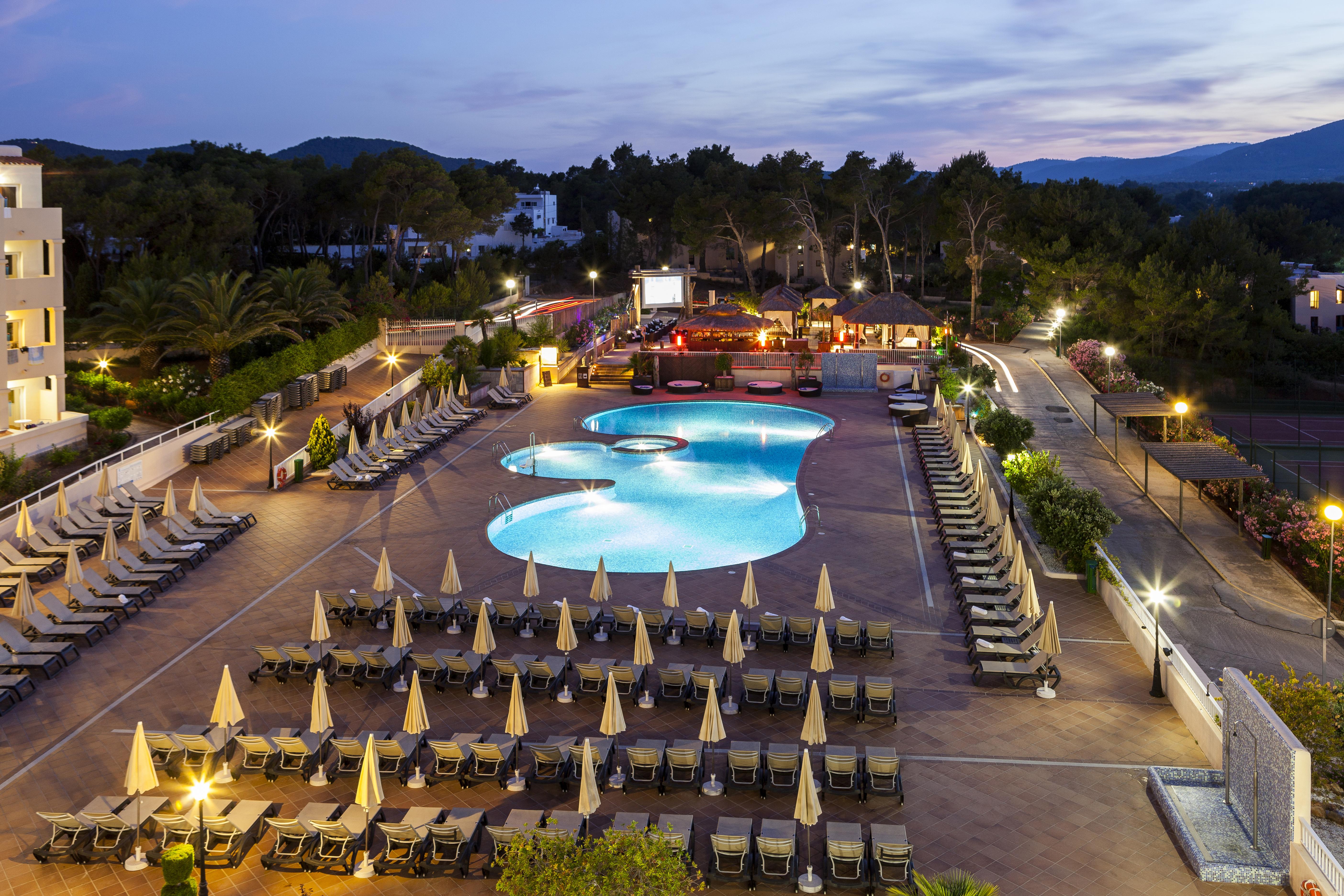 Invisa Hotel Club Cala Blanca Playa DPlaya Des Figueral Exterior foto
