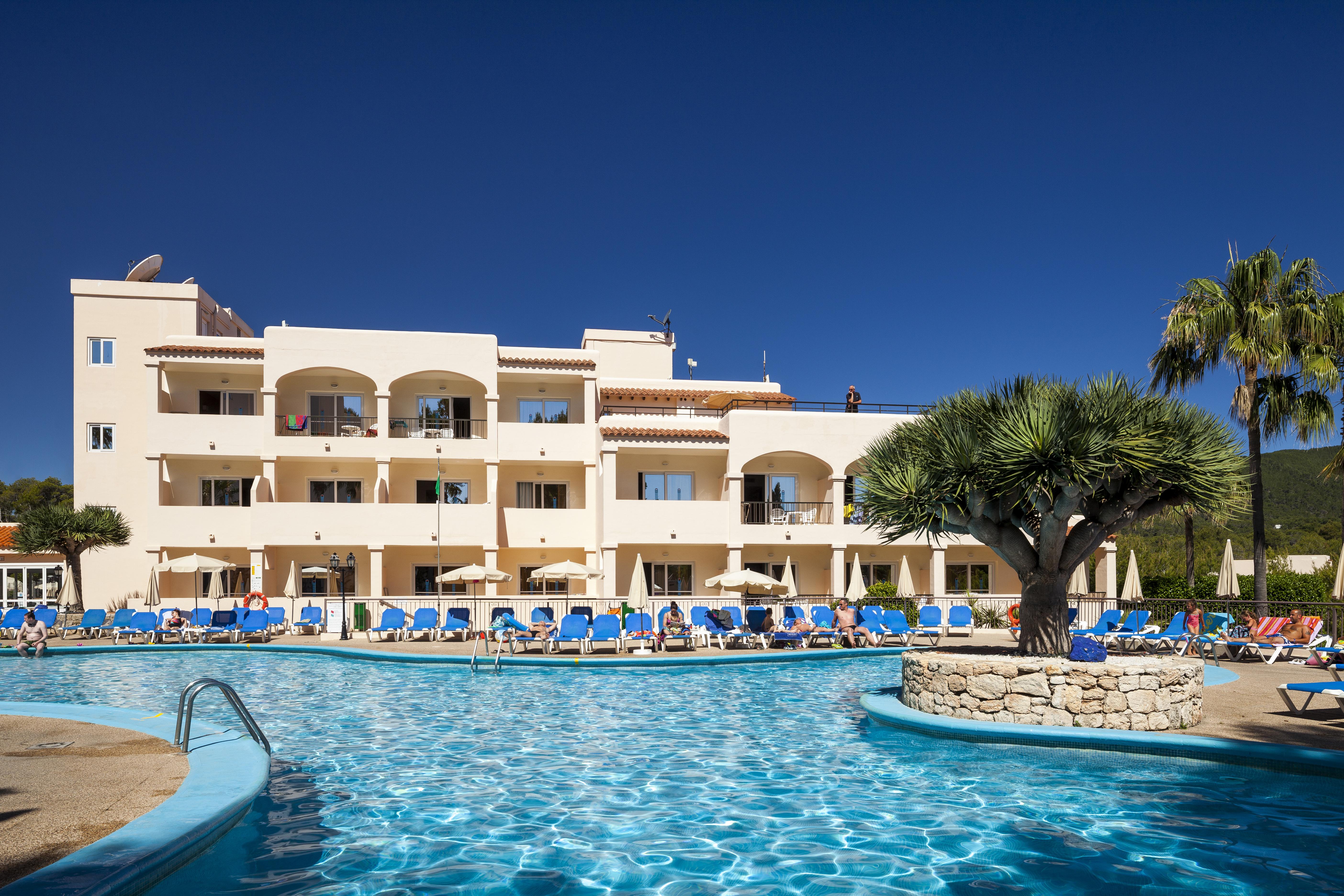 Invisa Hotel Club Cala Blanca Playa DPlaya Des Figueral Exterior foto