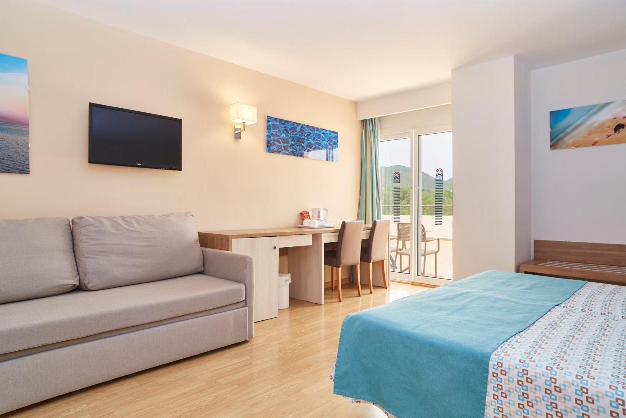 Invisa Hotel Club Cala Blanca Playa DPlaya Des Figueral Exterior foto