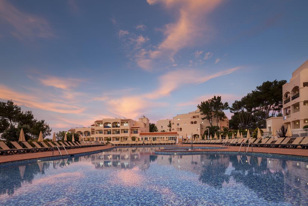 Invisa Hotel Club Cala Blanca Playa DPlaya Des Figueral Exterior foto
