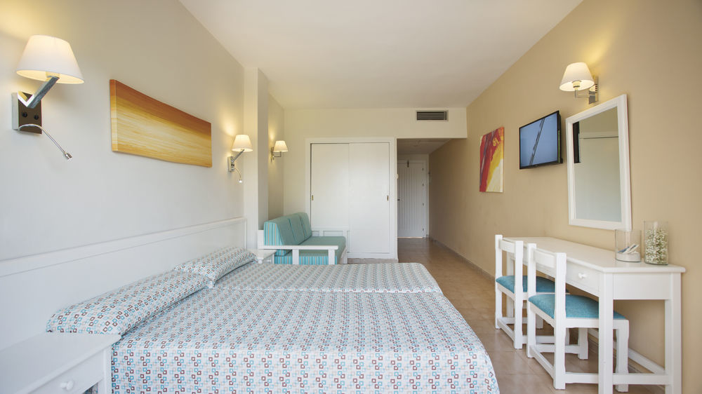 Invisa Hotel Club Cala Blanca Playa DPlaya Des Figueral Exterior foto